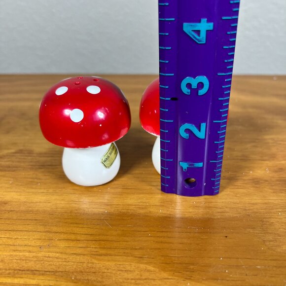 Vintage Mushroom Salt‎ & Pepper Shakers - Picture 9 of 10